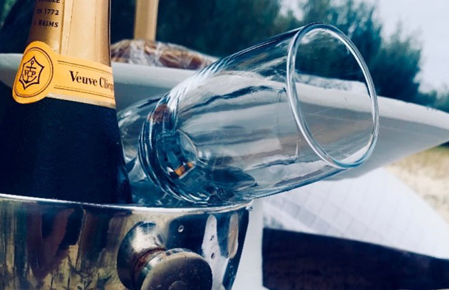 Noosa Boat Charter ice and ice bucket and glasswear provided